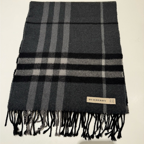 Burberry scarves authentic - Picture 2 of 11